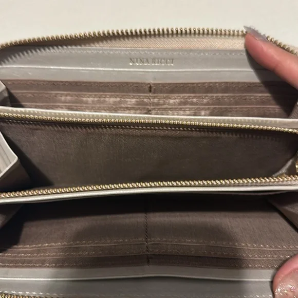 Nina Ricci cream colored wallet - Picture 4 of 8